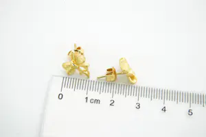 62- Fraai gedetailleerde set 20krt geel-gouden oorschroeven - "strik" model kopen? Bied vanaf 240!