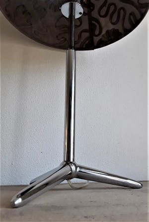 Curiosa - Stijlvolle strak vormgegeven verchroomd metalen tafellamp met artistieke kap. kopen? Bied vanaf 1!