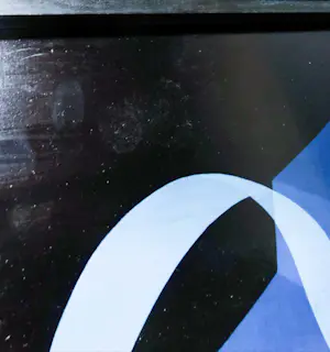 Hans Klaui - Acryl op paneel, Geometrische compositie in blauw en lichtroze - Ingelijst kopen? Bied vanaf 1!