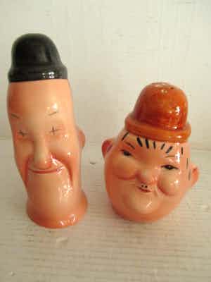 Niet of onleesbaar gesigneerd - Verzamelobject: porseleinen set van peper en zout met verkocht voor € 1!