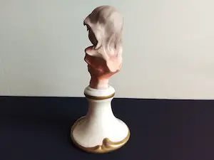 Niet of onleesbaar gesigneerd - 2 capodimonte beelden van jonge dames kopen? Bied vanaf 1!