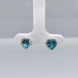 18kt gouden handgemaakte oorstekers met topaas. 1,56gr kopen? Bied vanaf 95!