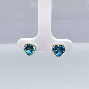 18kt gouden handgemaakte oorstekers met topaas. 1,56gr verkocht voor € 95!