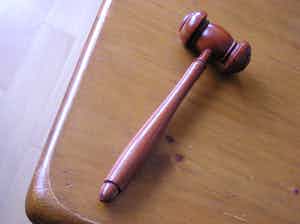 Niet of onleesbaar gesigneerd - Houten veiling of voorzittershamer verkocht voor € 1!