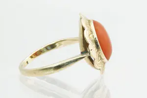 94 - Klassieke 14krt geelgouden ring met grote cabuchon geslepen bloedkoraal. kopen? Bied vanaf 90!