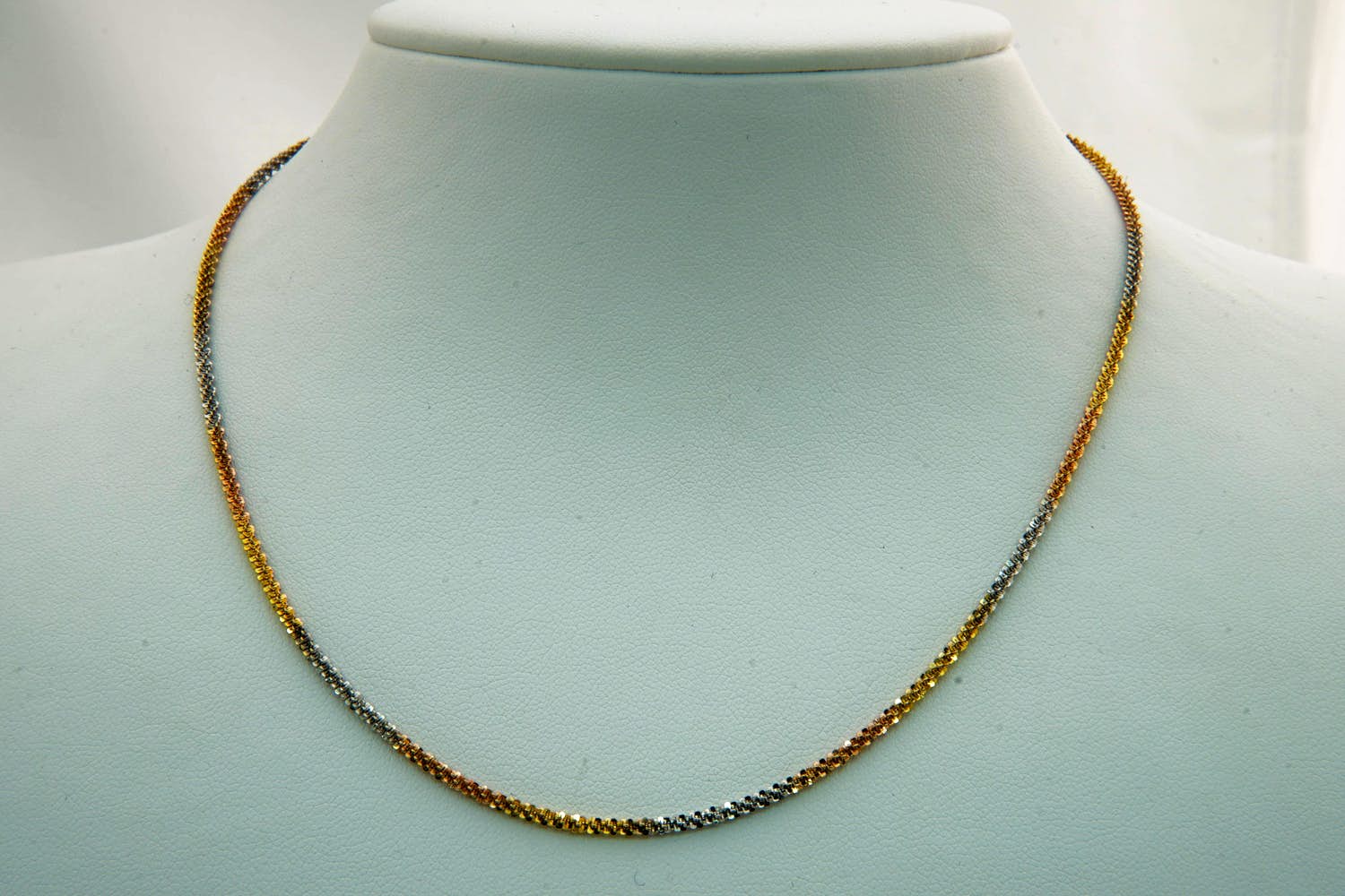 70 - 18 karaat tricolor collier kopen? Bied vanaf 245!