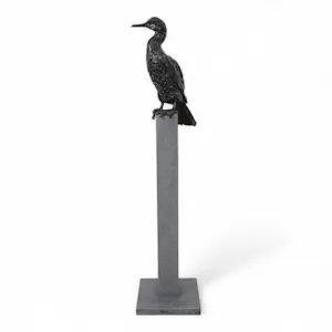 Jacqueline van der Laan - Zwart gepatineerd bronzen sculptuur op sokkel: Aalscholver kopen? Bied vanaf 2995!