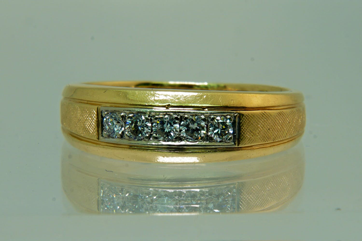39 - Vintage 14krt geel-gouden rij- ring met 5 briljant gesl. (0.30ct) diamanten kopen? Bied vanaf 160!