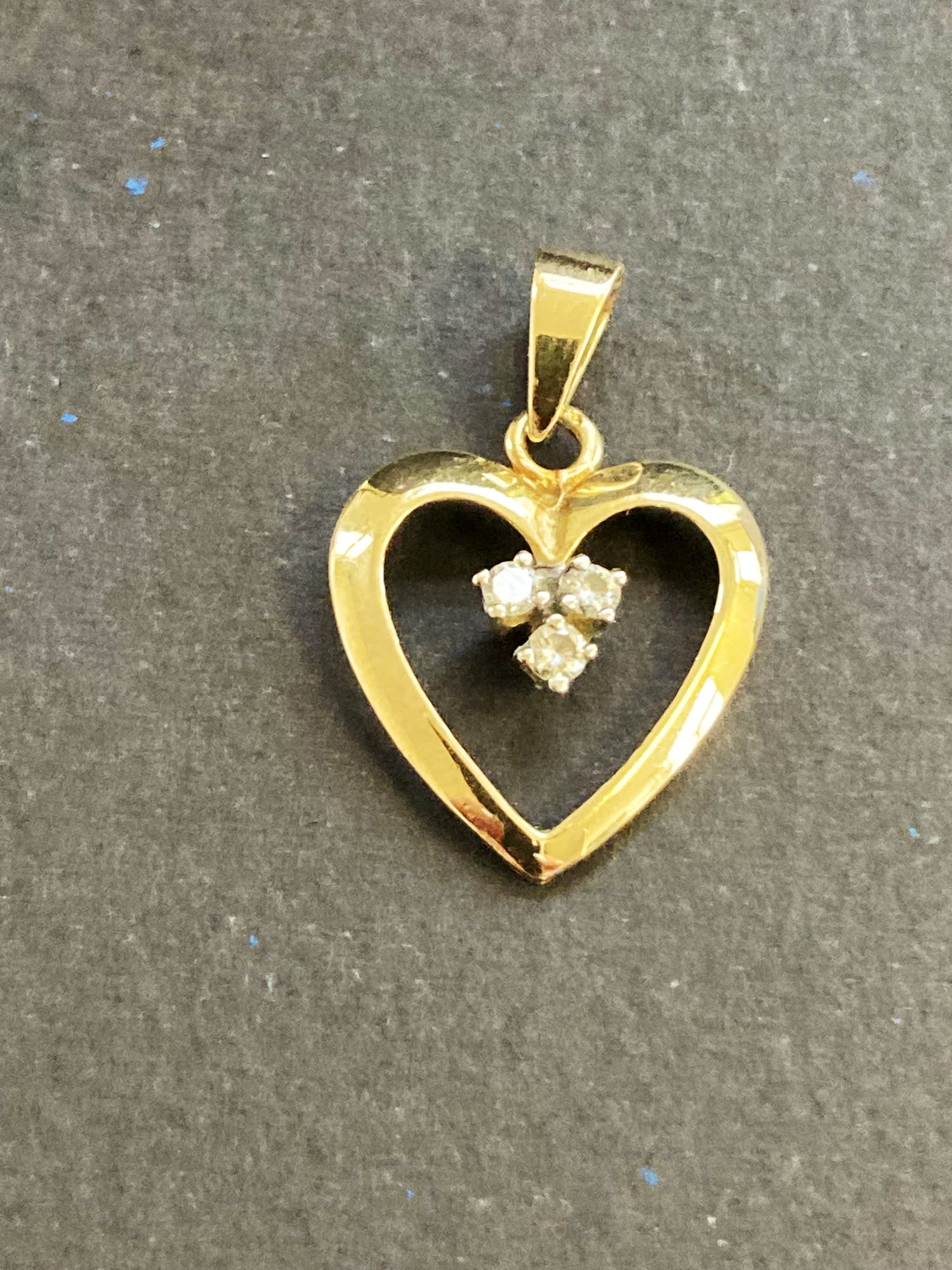 14 karaats geelgouden hartvormige hanger met drie diamantjes verkocht voor € 105!