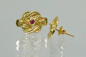 100 -  Leuk paar 18krt gouden mattenklopper oorstekers met rode steentjes kopen? Bied vanaf 150!