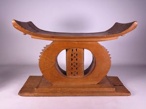 Niet of onleesbaar gesigneerd - Deels opengewerkt houten stoeltje kopen? Bied vanaf 1!