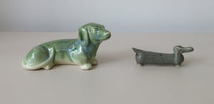 Niet of onleesbaar gesigneerd - Twee keramische teckels kopen? Bied vanaf 1!