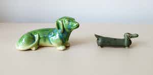 Niet of onleesbaar gesigneerd - Twee keramische teckels verkocht voor € 1!