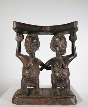 Luba - Gestoken hoofdsteun gedragen door twee vrouwfiguren kopen? Bied vanaf 1!