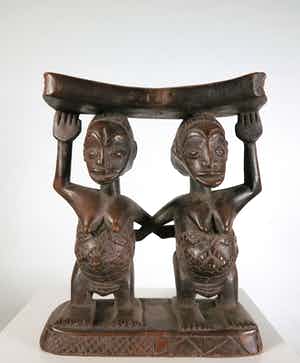 Luba - Gestoken hoofdsteun gedragen door twee vrouwfiguren verkocht voor € 1!