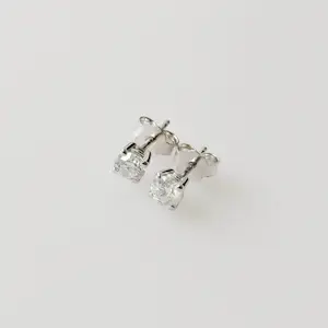 Diamanten oorknopjes kaufen? Bieten Sie von 850!
