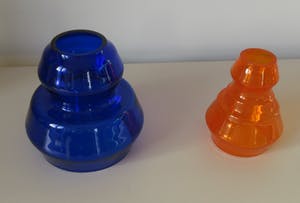 Niet of onleesbaar gesigneerd - Blauwe en oranje Space Age glazen lampenkapjes kopen? Bied vanaf 1!