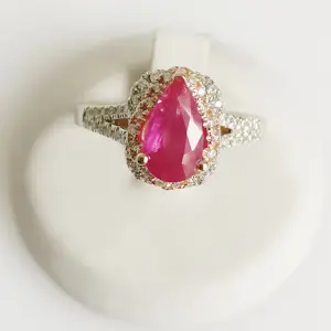 AcheterRobijn- en diamanten ring? Enchérissez de 2000!