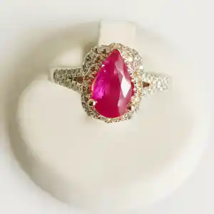 AcheterRobijn- en diamanten ring? Enchérissez de 2000!