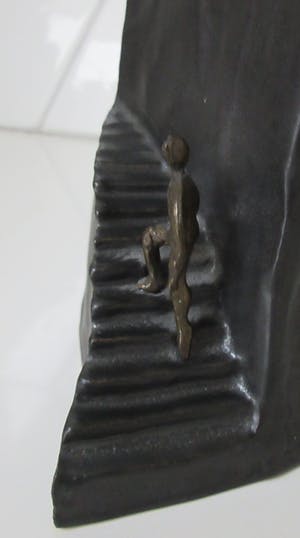 Corry Ammerlaan - Abstract Keramisch beeld van een trap richting een gouden zon en bronzen figuur kopen? Bied vanaf 32!