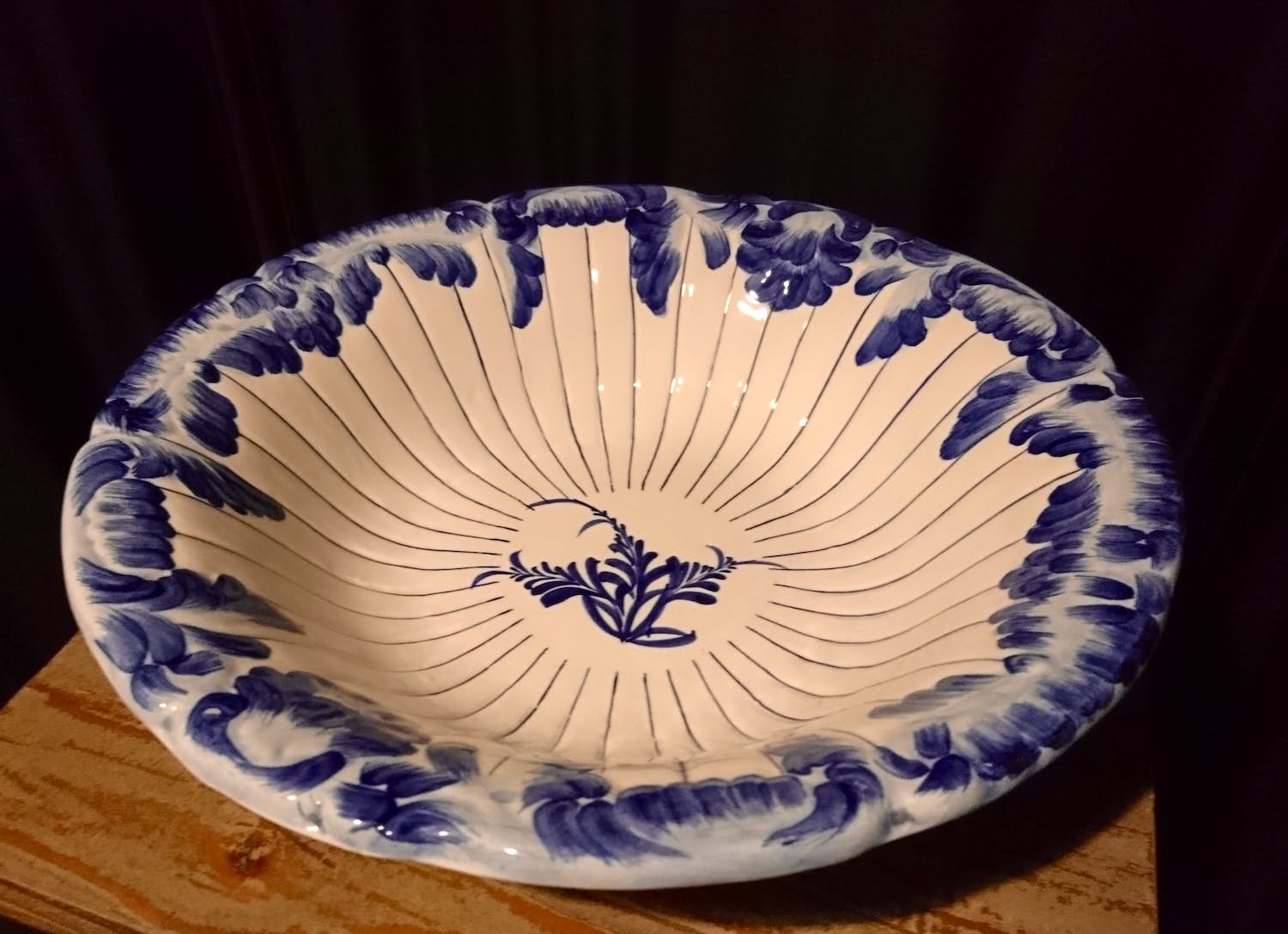 Niet of onleesbaar gesigneerd - Grote schaal met handgeschilderde motieven kopen? Bied vanaf 1!