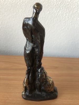 Brons (Onbekend) - Zwaar massief bronzen beeld van man met hond - kat en konijn. kopen? Bied vanaf 45!