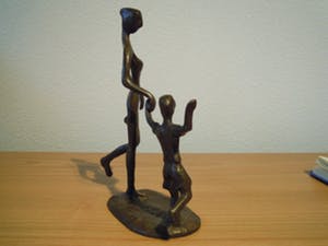 Corry Ammerlaan - Prachtig beeld moeder met kind aan de hand. kopen? Bied vanaf 45!