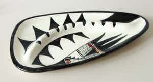 Niet of onleesbaar gesigneerd - Keramische ovale schaal met hand beschilderd geometrisch decor verkocht voor € 1!