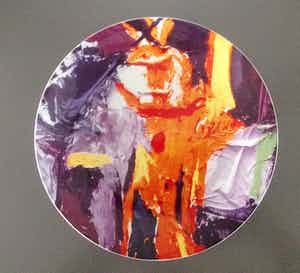 Niet of onleesbaar gesigneerd - Kleurrijk bord /schaal "Kunst op tafel" verkocht voor € 1!