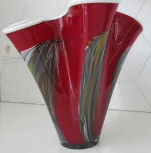 Niet of onleesbaar gesigneerd - Murano rode en meerkleurige witte opaline Fazzoletto vaas kopen? Bied vanaf 10!