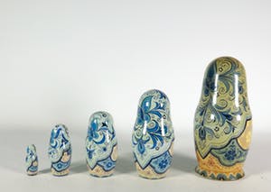 Niet of onleesbaar gesigneerd - Aardewerk en hout, Lot van Marokkaanse schaal en matroesjka's kopen? Bied vanaf 1!