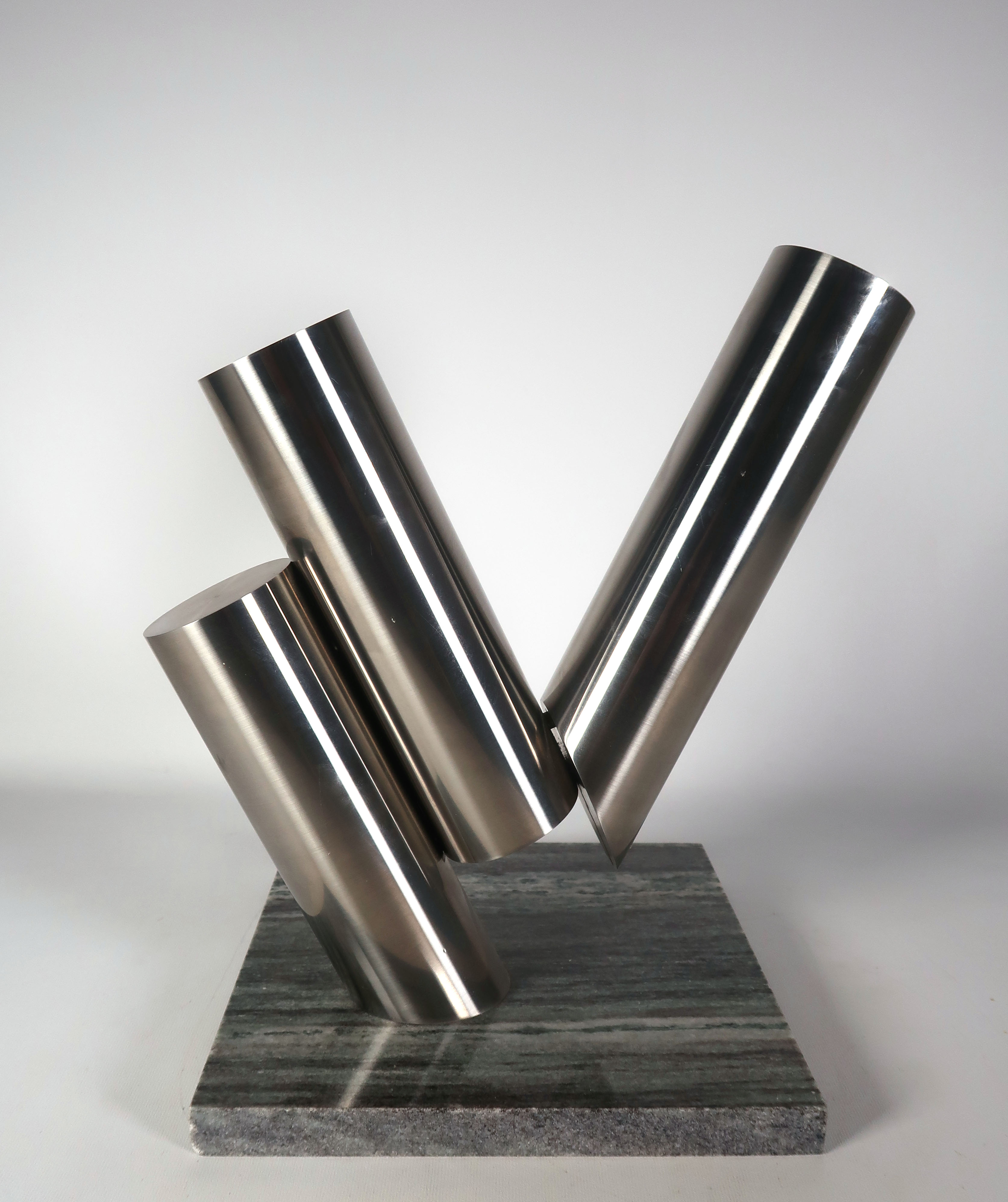 Niet of onleesbaar gesigneerd - Aluminium en graniet, Sculptuur (Zwaar) kopen? Bied vanaf 1!