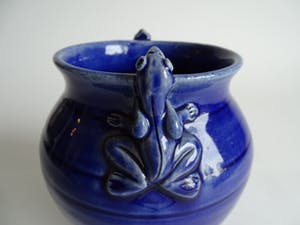 Marijke de Kler-Vermeulen - Kobalt blauwe kikker vaas kopen? Bied vanaf 20!