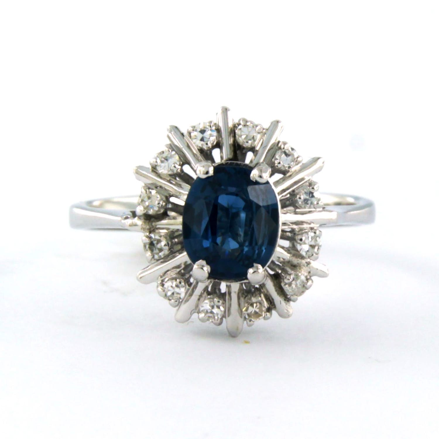 18k witgouden entourage ring met doublet saffier en single cut geslepen diamant kopen? Bied vanaf 310!