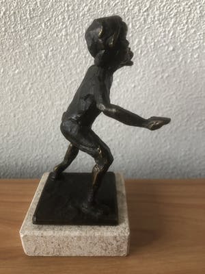 Brons (Onbekend) - Prachtig beeldje - Kindje dat zijn eerste stapjes zet. kopen? Bied vanaf 35!