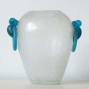 Archimede Seguso - Blanke Scavo Murano glazen Urnvaas met turqoise handvaten verkocht voor € 30!