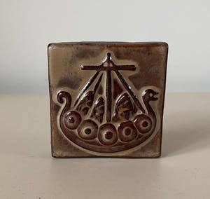 Niet of onleesbaar gesigneerd - Thyssen Keramik Denemarken - Siertegeltje Vikingsschip kopen? Bied vanaf 1!