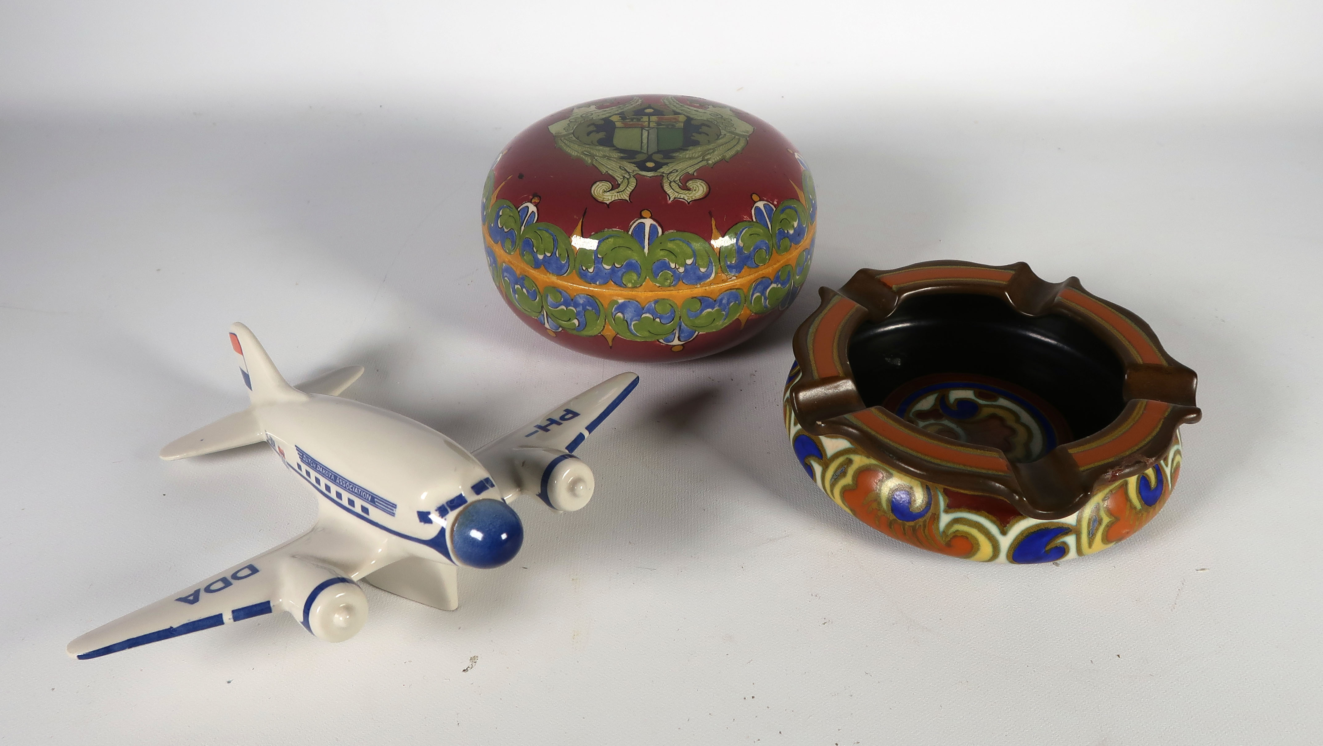 Plateelbakkerij Zuid-Holland - Plateel en aardewerk, Lot van drie objecten verkocht voor € 1!