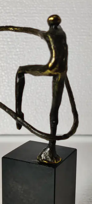 Niet of onleesbaar gesigneerd - Een prachtige bronzen beeldje gymnaste kopen? Bied vanaf 1!