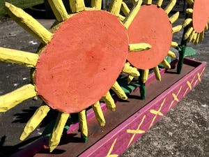 Peter Bastiaanssen - Zonnebloemen in Roze Bak - Hout kopen? Bied vanaf 1!