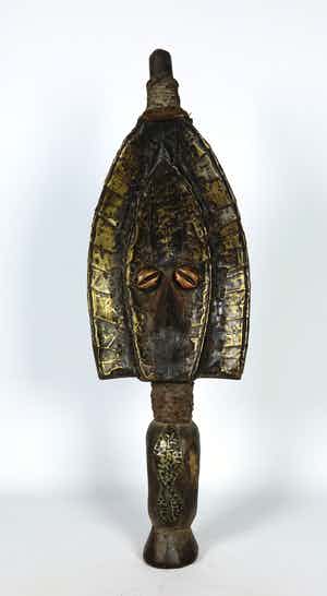 Kota - Enkelzijdig reliekbeeld van hout, koper en touw verkocht voor € 1!