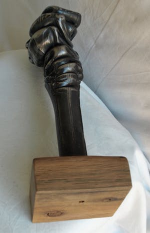 Niet of onleesbaar gesigneerd - Metalen beeld , “Gesmolten…!” – Op hardhouten voet kopen? Bied vanaf 1!