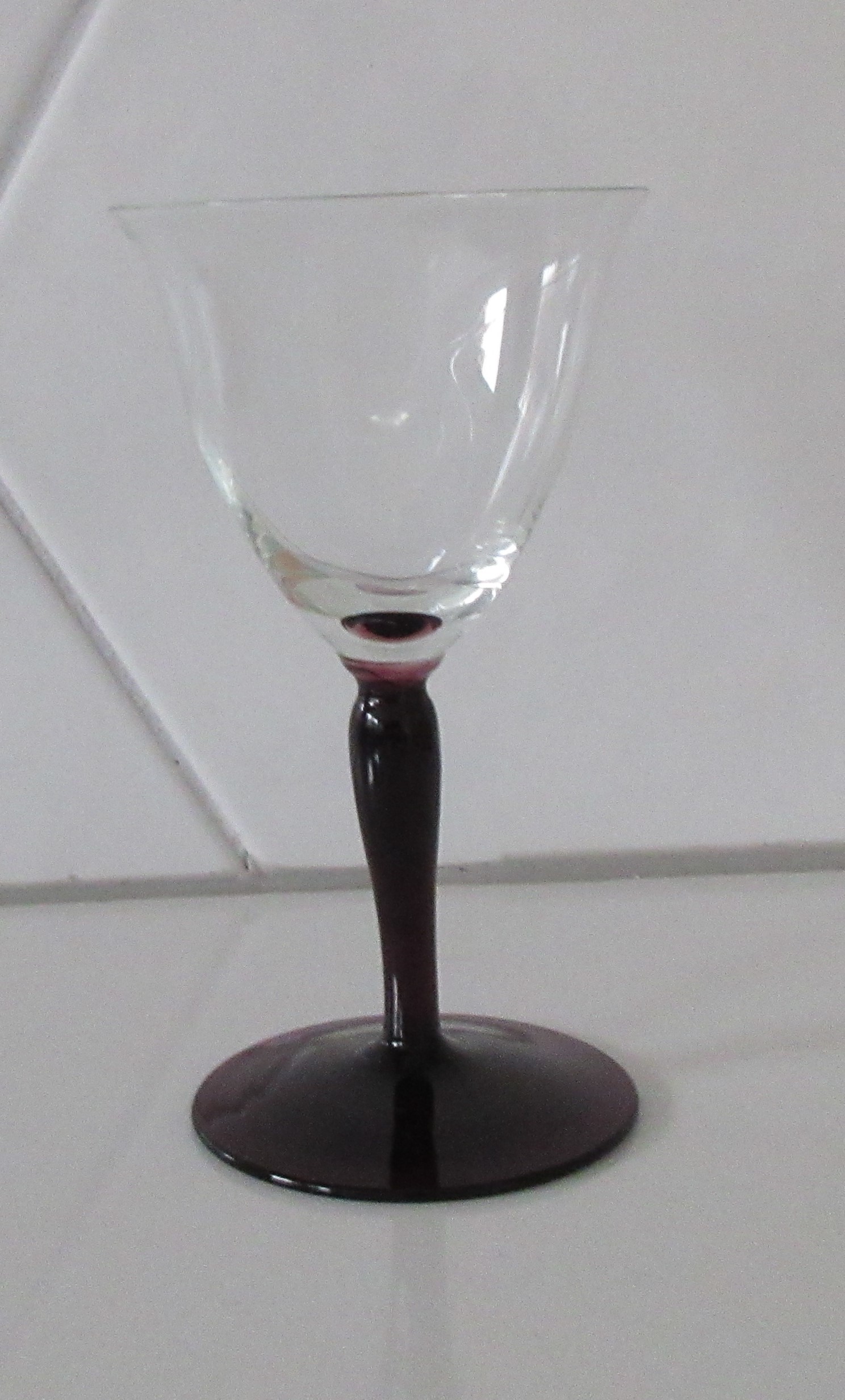 Willem Rozendaal - Een sherry glas servies Ajax met paarse voet en steel kopen? Bied vanaf 5!