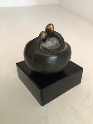 Corry Ammerlaan - Sculptuur “ TAKE CARE “ kopen? Bied vanaf 1!