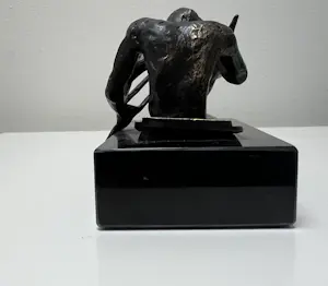 Corry Ammerlaan - Bronzen sculptuur | Aan het roeien kopen? Bied vanaf 20!
