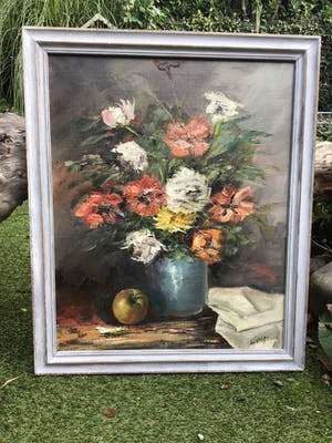 Niet of onleesbaar gesigneerd - Stilleven met bloemen in vaas met appel en papier. kopen? Bied vanaf 1!