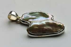 Niet of onleesbaar gesigneerd - Zilveren hanger met Parel verkocht voor € 10!