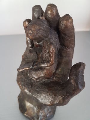 Astrid Veldhuyzen-Koppen - Beeld " Hand met lezend kind " kopen? Bied vanaf 35!