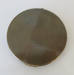 Niet of onleesbaar gesigneerd - Art deco gedecoreerde messing poederdoos van Stratton Engeland kopen? Bied vanaf 10!