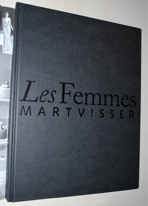 Mart Visser - Gesigneerd boekwerk 'Les Femmes' 2007, fotografie Erwin Olaf, Carli Hermes e.a. kopen? Bied vanaf 45!